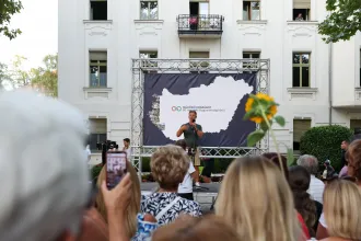 A NER-es luxizás epicentrumában Magyar Péter figyelmét egy „napraforgós hölgy” kötötte le