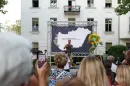 A NER-es luxizás epicentrumában Magyar Péter figyelmét egy „napraforgós hölgy” kötötte le