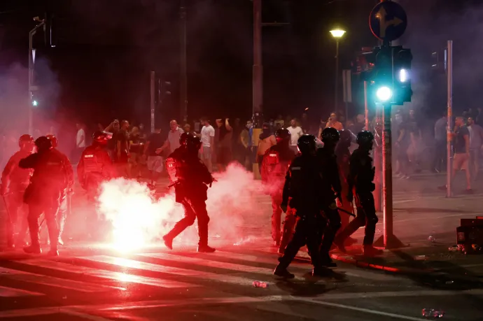 Tüntetések Újvidéken és Belgrádban – Fenti fotó: Stringer / AFP, lenti fotó: Marko Djokovic / AFP