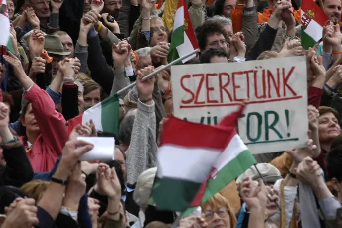 Szimpatizánsok az akkor Fidesz – Magyar Polgári Szövetség nevű párt utolsó kampánygyűlésén Budapesten 2006. április 20-án, három nappal a parlamenti választások második fordulója előtt – Fotó: Isza Ferenc / AFP