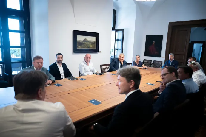 Röpgyűlést tart az egyes számú Digitális Polgári Kör tagsága a Karmelita kolostorban 2025. augusztus 11-én a Digitális Polgári Körök első találkozóját megelőzően – Fotó: Fischer Zoltán / Miniszterelnöki Kommunikációs Fõosztály / MTI