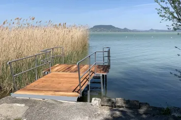 Ha családi nyaralás a Balatonnál, akkor ezen a nyugis helyen lehet érdemes nyaralót venni