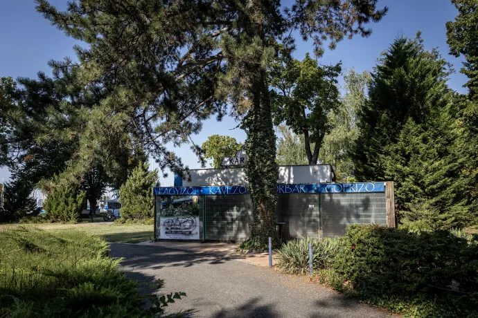 A Kárpáti Fagyizó üresen álló pavilonja Balatonföldváron – Fotó: Huszti István / Telex