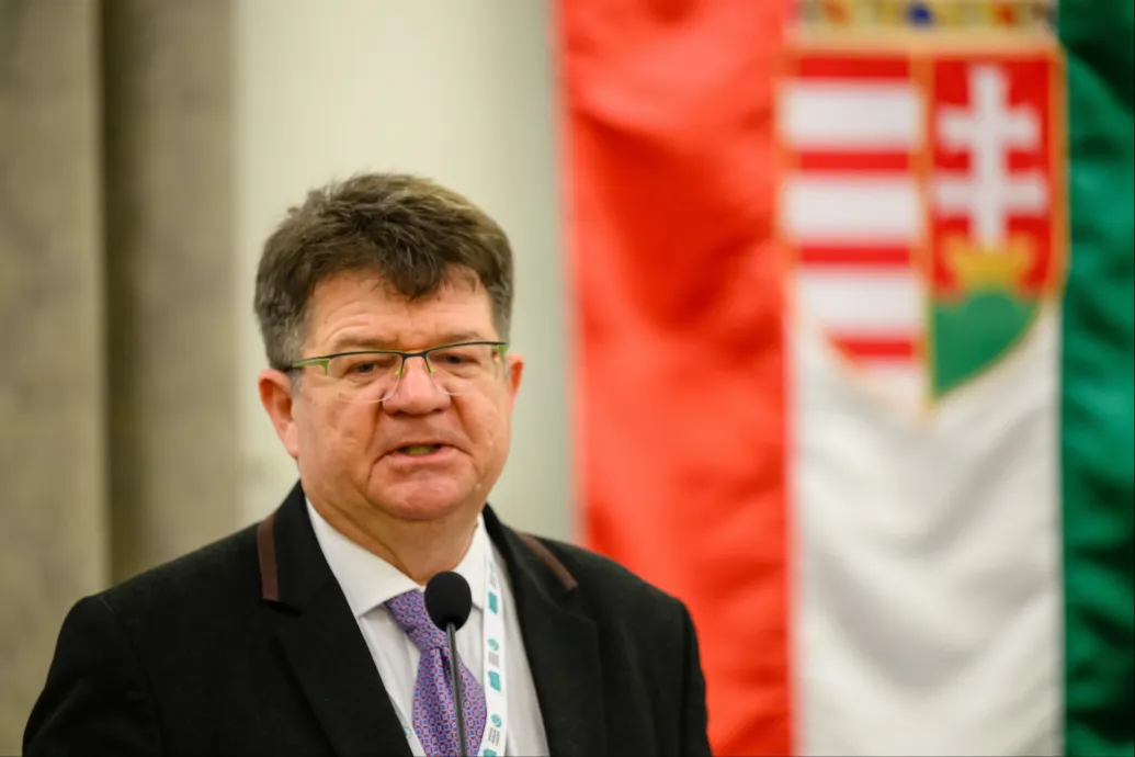 Az oktatási jogok biztosa azt kéri az igazgatóktól, hogy ne engedjenek politikusokat az iskolába – Forrás: Telex.hu