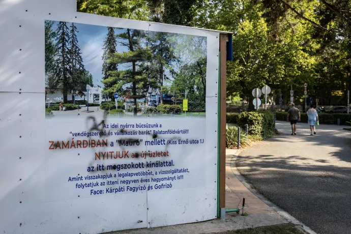 A Kárpáti Fagyizó üresen álló pavilonja Balatonföldváron – Fotó: Huszti István / Telex