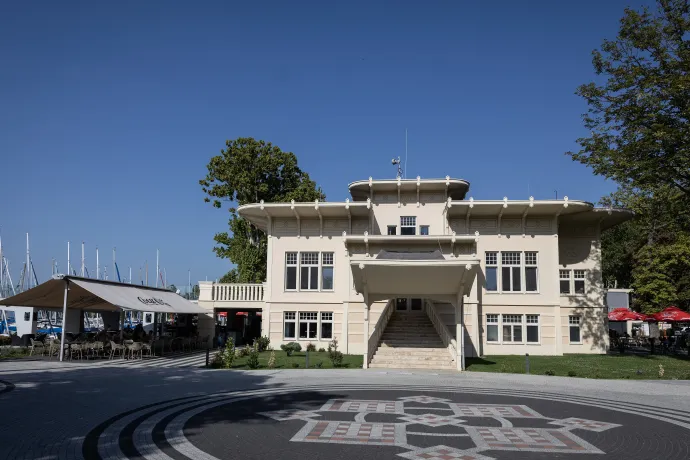A Kaszinó épülete, jobb oldalon az új lángosozó – Fotó: Huszti István / Telex