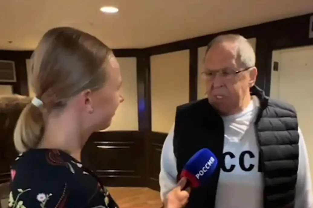 Nagyon úgy tűnik, hogy szovjetuniós pulcsiban érkezett az orosz külügyminiszter Alaszkába