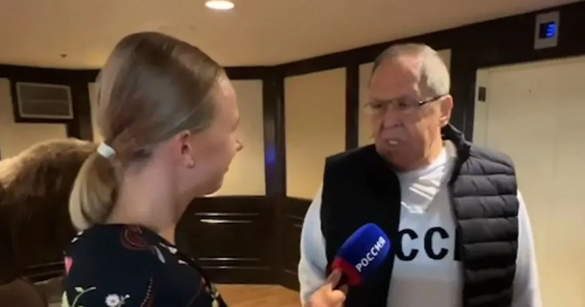 Nagyon úgy tűnik, hogy szovjetuniós pulcsiban érkezett az orosz külügyminiszter Alaszkába