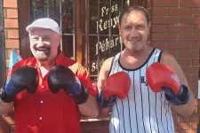 Növényi Norbert Bunyós Pityuval bokszol a Hősök terén