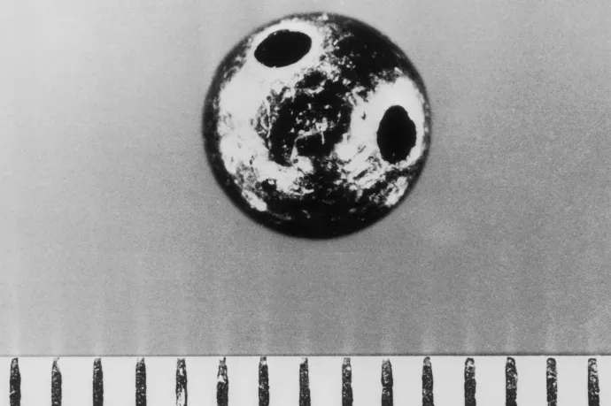 A Markov testéből kioperált fémgolyó, ami a mérget tartalmazta – Fotó: Keystone / Getty Images