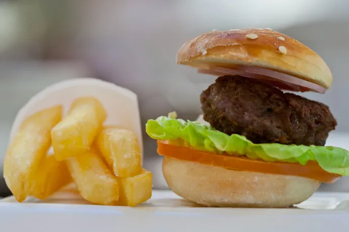 Liliputi hamburgerek és a minikoktélok jelennek meg az étlapokon a fogyókúrás gyógyszerek terjedése miatt