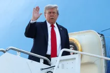„NAGY A TÉT!!!” – írta ki Trump, majd felszállt az Alaszkába induló repülőre