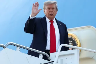 „NAGY A TÉT!!!” – írta ki Trump, majd felszállt az Alaszkába induló repülőre
