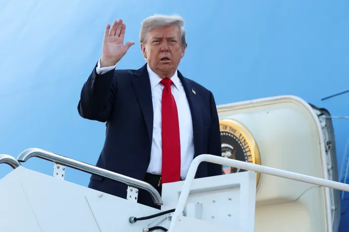 „NAGY A TÉT!!!” – írta ki Trump, majd felszállt az Alaszkába induló repülőre
