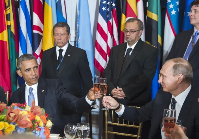 Barack Obama amerikai elnök és Vlagyimir Putyin koccintanak 2015. szeptember 28-án a New York-i ENSZ-székházban rendezett ebéd során – Fotó: Amanda Voisard / UN / AFP
