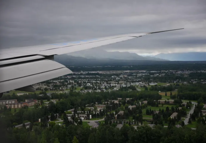Kilátás Anchorage városára az Air Force One-ból, amint Donald Trump amerikai elnök leszállásra készül az Elmendorf-Richardson Közös Bázison 2025. augusztus 15-én – Fotó: Andrew Harnik / Getty Images