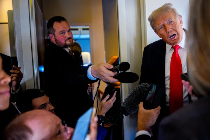 Trump újságíróknak nyilatkozik az elnöki gépen – Fotó: Andrew Harnik / Getty Images