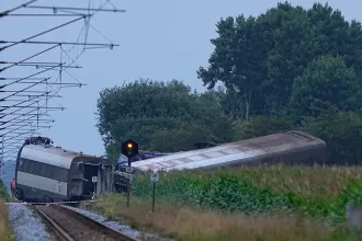 Kisiklott és felborult egy vonat Dániában, miután összeütközött egy mezőgazdasági járművel