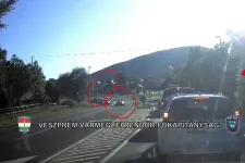 A piros jelzés ellenére hajtott át a síneken, a rendőrök egyből lekapcsolták