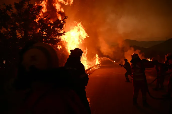 Görög tűzoltók a Pátra melletti erdőtűznél augusztus 13-án – Fotó: Aris Messinis / AFP