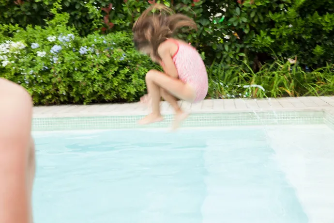 Egy francia szenátor betiltaná a gyerekmentes szállodákat