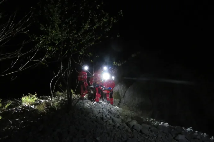 Kilenc gyermeket és két felnőttet hoztak le a hegyimentők szombat éjjel a Radnai-havasokból
