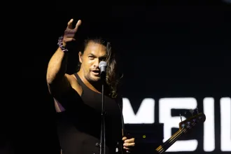 Jason Momoa zenekarának koncertje olyan volt, mint egy túl hosszúra nyúlt vodkareklám