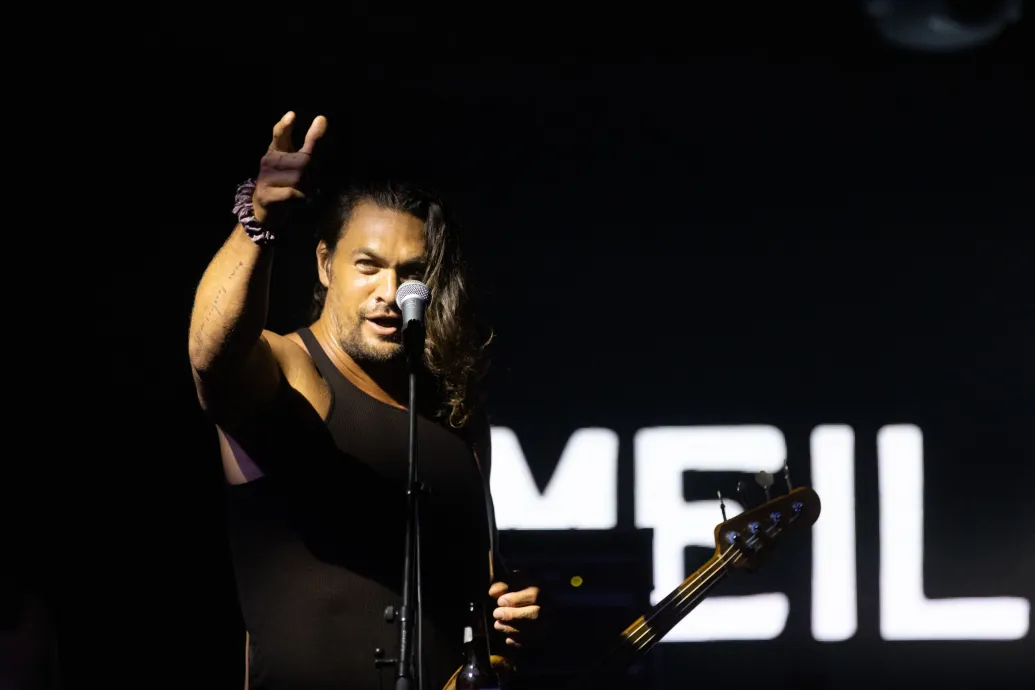 Jason Momoa zenekarának koncertje olyan volt, mint egy túl hosszúra nyúlt vodkareklám