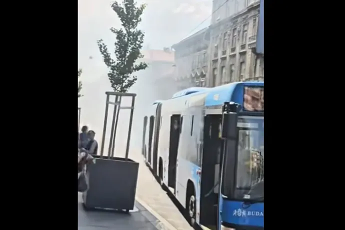 Szombaton is meghibásodott egy BKV-busz Budapesten, igaz, most csak füstölt, nem lángolt