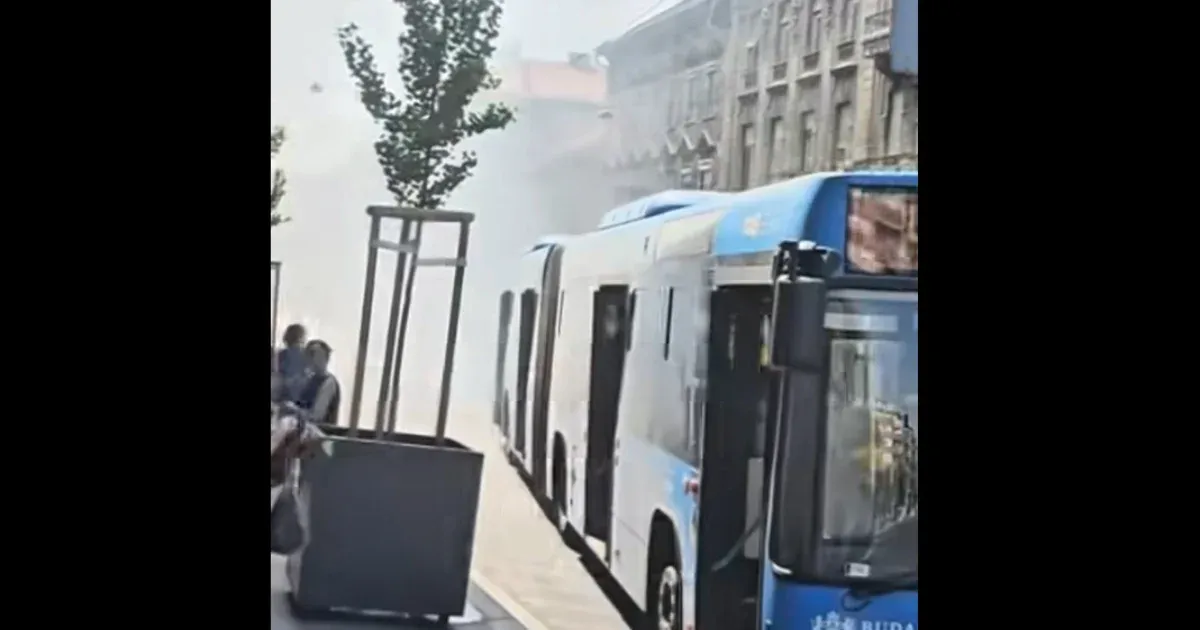Szombaton is meghibásodott egy BKV-busz Budapesten, igaz, most csak füstölt, nem lángolt