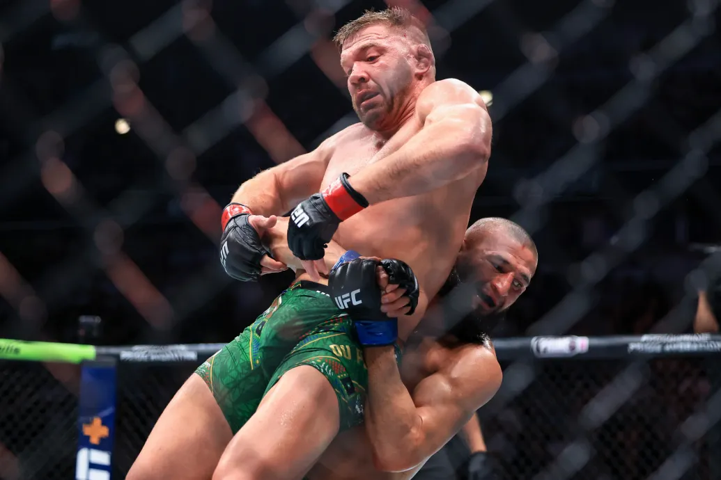 Félezer ütéssel lett UFC-bajnok a csecsen csúcsragadozó