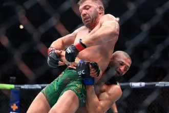 Félezer ütéssel lett UFC-bajnok a csecsen csúcsragadozó