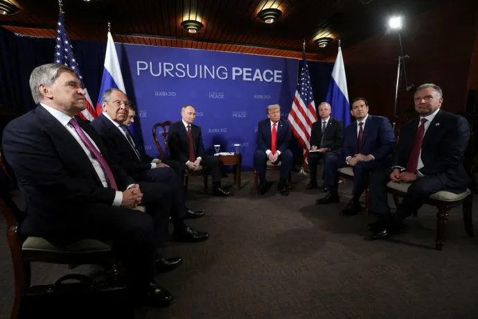 Vlagyimir Putyin és Donald Trump, valamint a két ország küldöttsége az ukrajnai rendezést szolgáló amerikai–orosz csúcstalálkozón az Elmendorf-Richardson katonai bázison, az alaszkai Anchorage-ben 2025. augusztus 15-én – Fotó: Gavriil Grigorov / Sputnik / Reuters