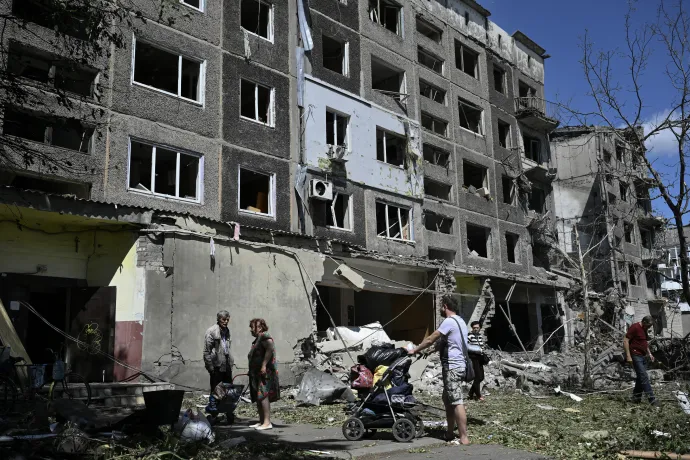 Az orosz előrenyomulás miatt helyiek elhagyják az otthonaikat egy donyecki városban 2025. augusztus 12-én – Fotó: Genya Savilov / AFP