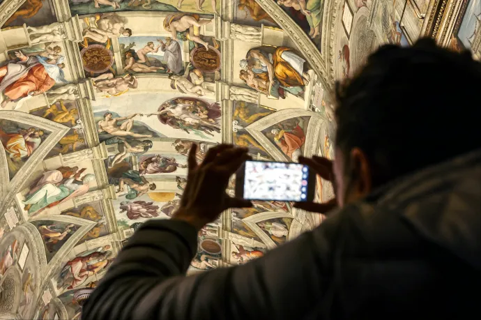 Annyi a látogató, hogy restaurálni kell Michelangelo Utolsó ítélet című művét a Sixtus-kápolnában