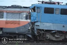 Elaludt a mozdonyvezető, nekiütközött egy személyvonatnak