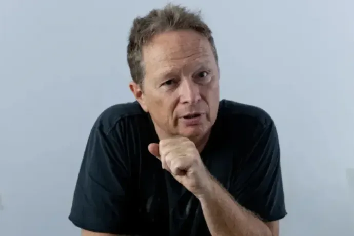 Geszti Péter a MÁV-on viccelődött Hódmezővásárhelyen, majd Mészáros Lőrincet idézte