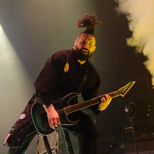 Majdnem 10 milliárd forintnak megfelelő összegért árulja a kastélyát Báthory Zoltán, a Five Finger Death Punch gitárosa