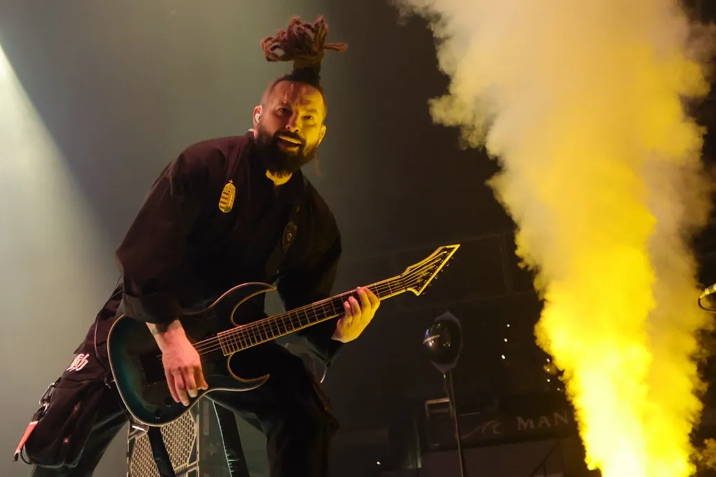 Majdnem 10 milliárd forintnak megfelelő összegért árulja a kastélyát Báthory Zoltán, a Five Finger Death Punch gitárosa