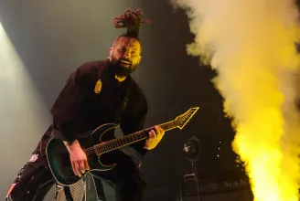 Majdnem 10 milliárd forintnak megfelelő összegért árulja a kastélyát Báthory Zoltán, a Five Finger Death Punch gitárosa