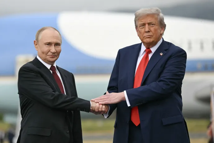 Donald Trump üdvözli Vlagyimir Putyint orosz elnököt, miután 2025. augusztus 15-én megérkeztek az alaszkai Anchorage-ban található Elmendorf-Richardson bázisonra – Fotó: Andrew Caballero-Reynolds / AFP