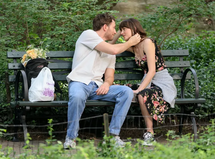 Chris Evans és Dakota Johnson a film forgatásán, 2024. június 3-án, New Yorkban – Fotó: Jose Perez / Bauer-Griffin / GC Images / Getty Images