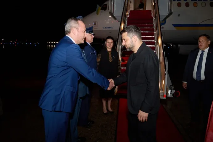 Volodimir Zelenszkij ukrán elnököt fogadják a washingtoni repülőtéren 2025. augusztus 18-án – Fotó: Ukrán Elnöki Hivatal / Anadolu via Getty Images