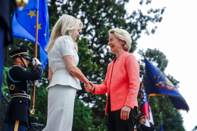 Ursula von der Leyen, az Európai Bizottsági elnök érkezik – Fotó: Nathan Howard / Reuters