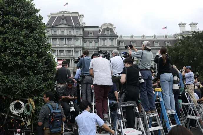 Donald Trump mellett rengeteg sajtómunkás is várta Volodimir Zelenszkij ukrán elnök érkezését a Fehér Házba – Fotó: Kevin Lamarque / Reuters; Anna Moneymaker/Getty Images