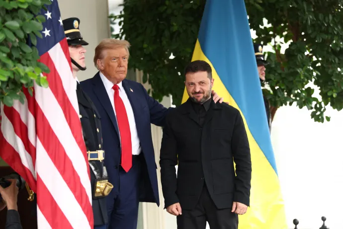 Donald Trump mellett rengeteg sajtómunkás is várta Volodimir Zelenszkij ukrán elnök érkezését a Fehér Házba – Fotó: Kevin Lamarque / Reuters; Anna Moneymaker/Getty Images