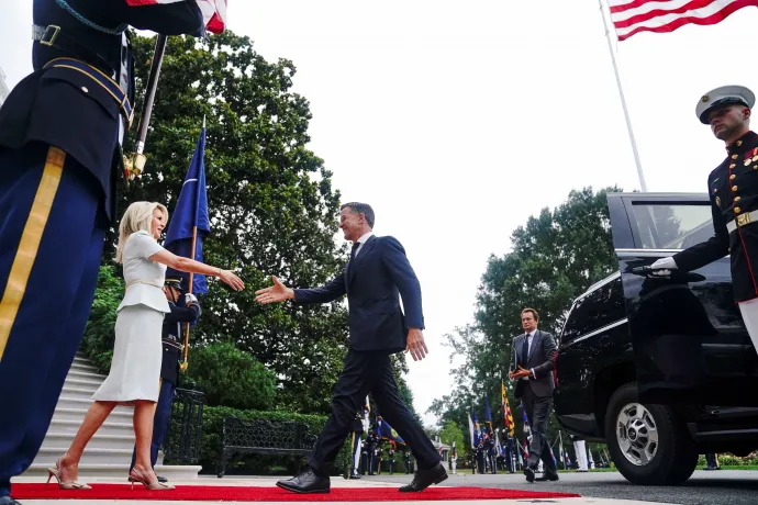 Mark Rutte NATO-főtitkárt Monica Crowley protokollfőnök fogadja a Fehér Háznál 2025. augusztus 18-án – Fotó: Nathan Howard / Reuters