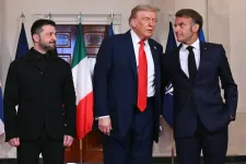Egy bekapcsolva maradt mikrofon rögzítette, hogy mit suttogott Trump Macronnak