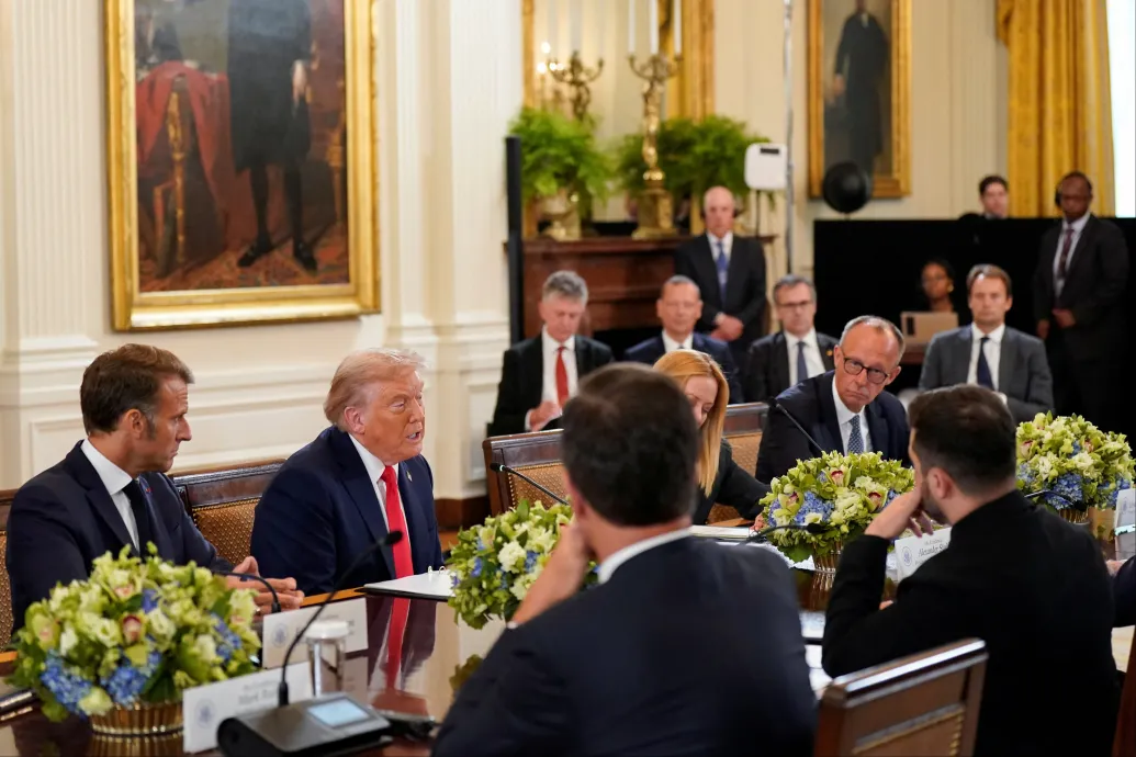 Öltönnyel és sok köszönetnyilvánítással vágódott be Zelenszkij Trumpnál, aki biztonsági garanciákról is tárgyalt az európai vezetőkkel