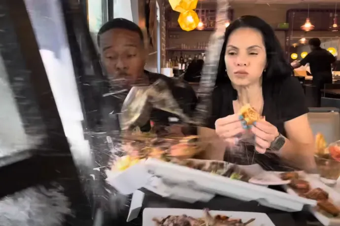 Jóízűen falatoztak a kajainfluenszerek, amikor az asztaluknak csapódott az ablakon át egy terepjáró